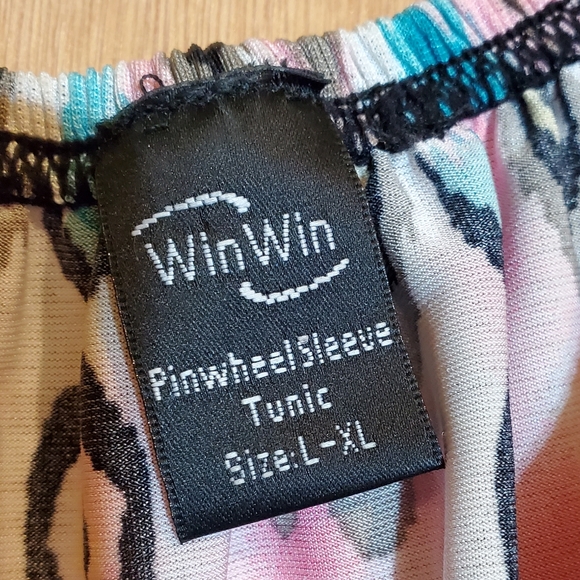 Win Win Pinwheel Bell Sleeve Ladies Tunic - Picture 4 of 4